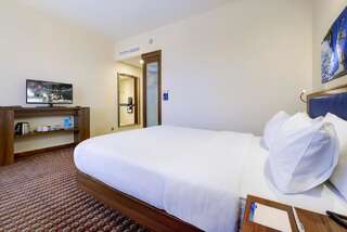 Гостиница Hampton by Hilton Волгоград Профсоюзная Волгоград Номер с кроватью размера «queen-size», для гостей с ограниченными физическими возможностями-1